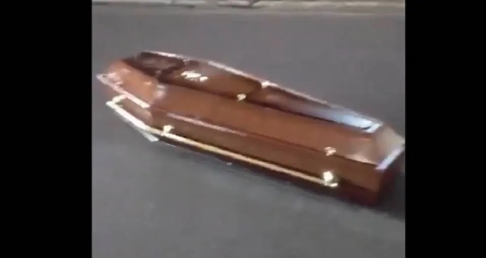 Caixão cai de de carro funerário e fica na pista em via pública de Camaçari; veja vídeo