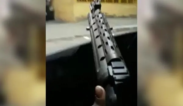 Traficantes armados com fuzil 556 levam corpo decapitado em carro e desafiam "viatura"; "aqui é o bonde" 