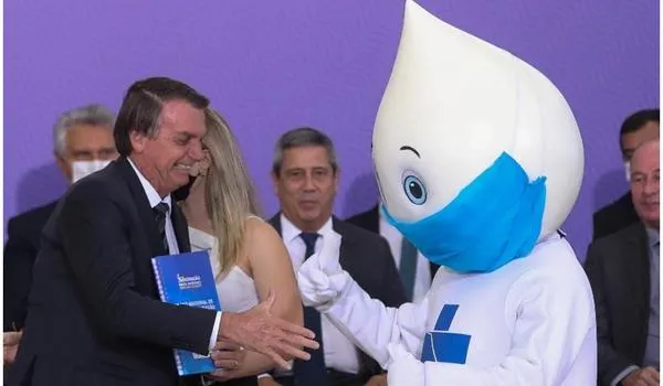 Zé Gotinha dá "olé" em Bolsonaro e conquista fãs nas redes sociais; veja vídeo 