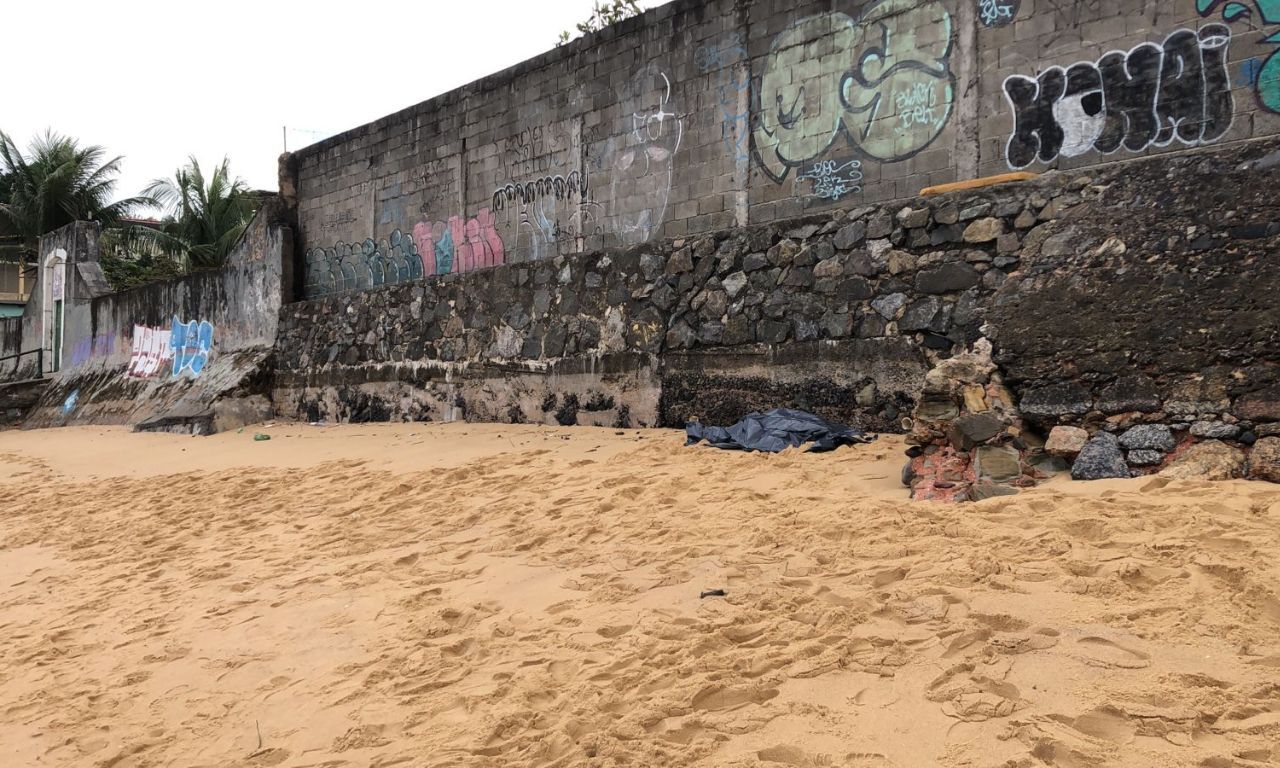 Corpo de idosa encontrada na Praia de Boa Viagem. Foto: Vitor Castro | TV Aratu