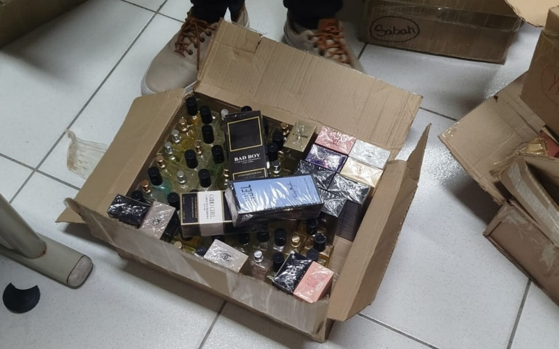 Perfumes originais possuem registro na Ag&ecirc;ncia Nacional de Vigil&acirc;ncia Sanit&aacute;ria (Anvisa) e identifica&ccedil;&atilde;o do fabricante na embalagem. Especialistas orientam que o consumidor desconfie de pre&ccedil;os muito abaixo do mercado e verifique selo/Foto: Divulga&ccedil;&atilde;o/Ascom-PCBA