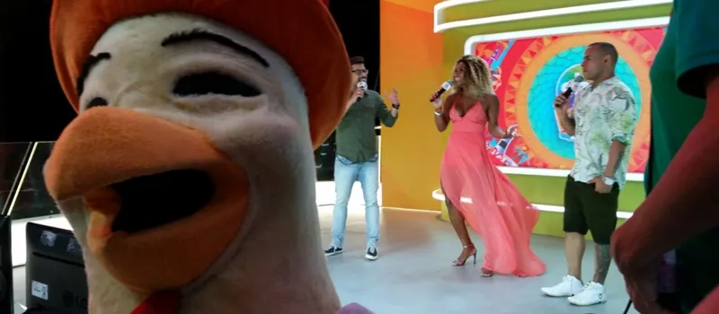 Rei momo passa o bastão para o Galinho assumir as festas de São João; Veja o que ele aprontou no Carnaval