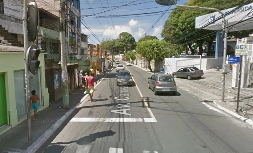 Acidente com carro e moto deixa trânsito lento na Avenida Cardeal da Silva