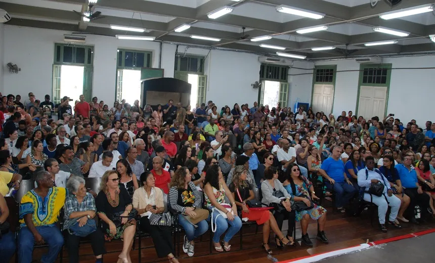 Professores da rede estadual paralisam atividades em 26 escolas nesta quinta-feira
