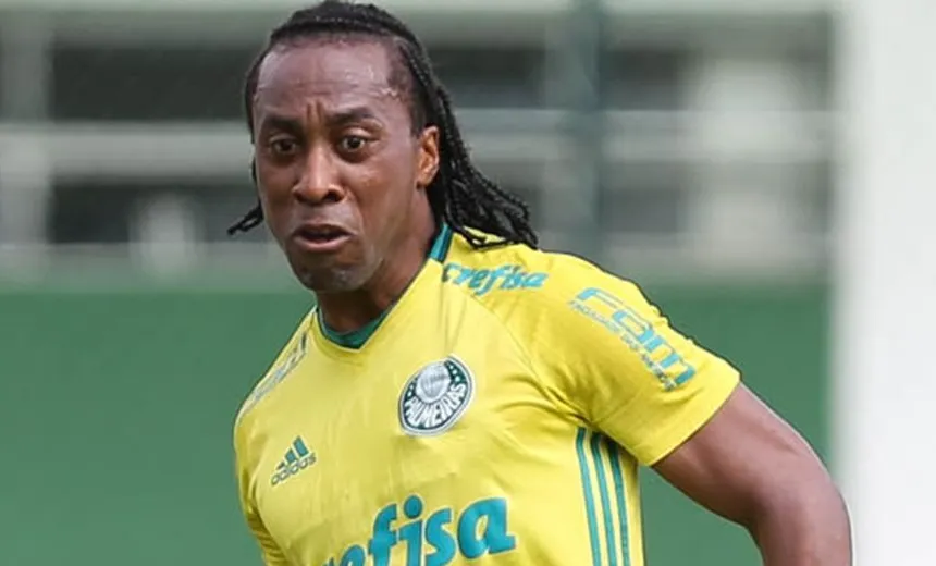 Com passagem pela seleção brasileira, volante Arouca é a mais nova contratação do Vitória
