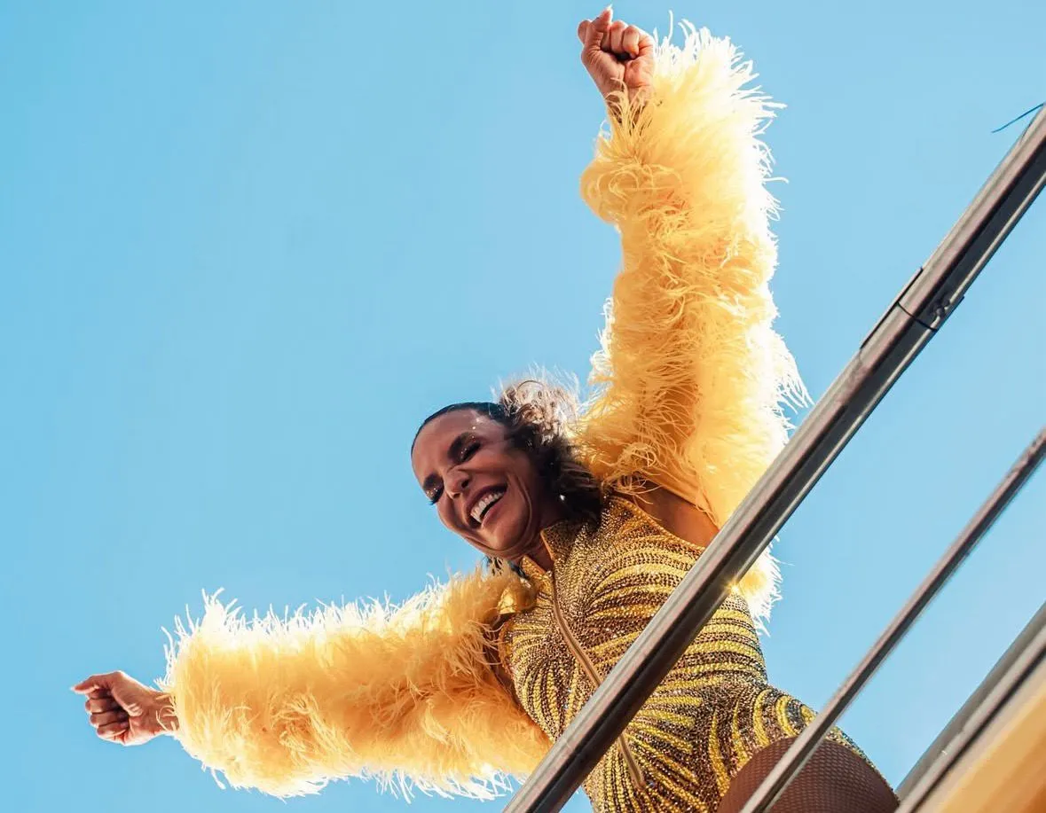 Ivete ensina foliões de São Paulo a acompanharem trio: 'Não vou cantar parada'