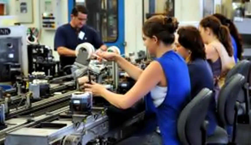 Emprego industrial recua 0,5% em fevereiro