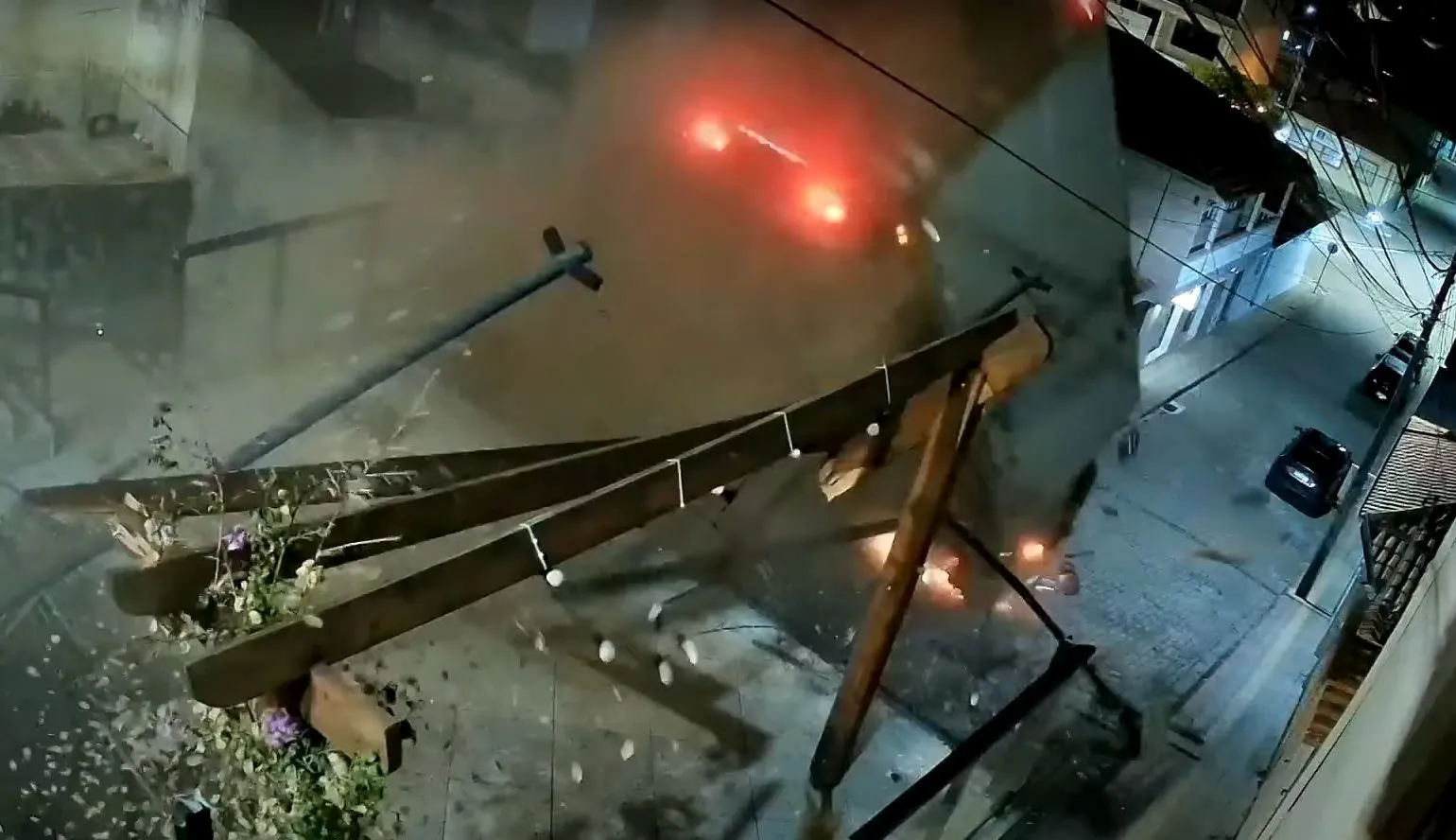 VÍDEO: Caminhão desgovernado 'voa' sobre casa no interior de Minas Gerais