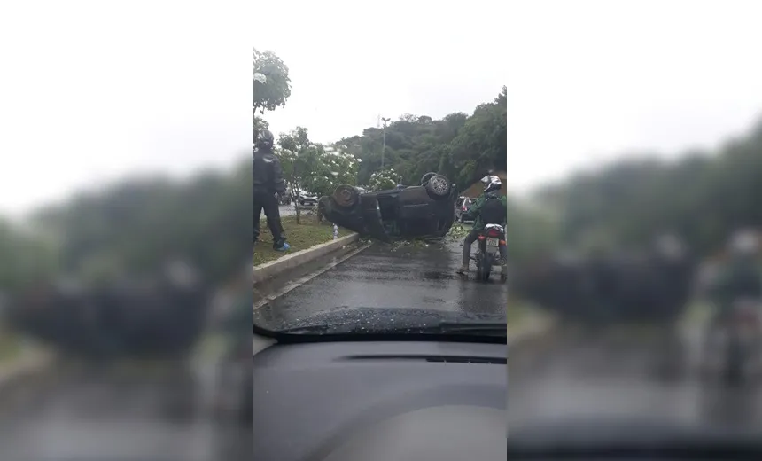 Carro bate em poste e capota na Avenida Luís Eduardo; Trânsito fica lento na região