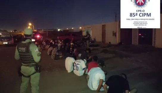 Após denúncia anônima, polícia encontra imóvel usado para festas irregulares no interior da Bahia; 35 pessoas foram conduzidas à delegacia