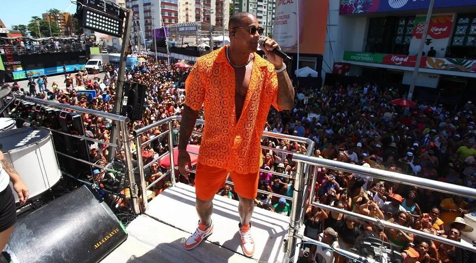 De 'perna firme', Léo Santana arrasta foliões, nesta quarta-feira (14), na Barra