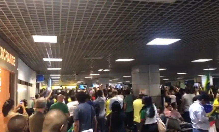 Aos gritos de “o capitão chegou”, Bolsonaro desembarca em Salvador; assista