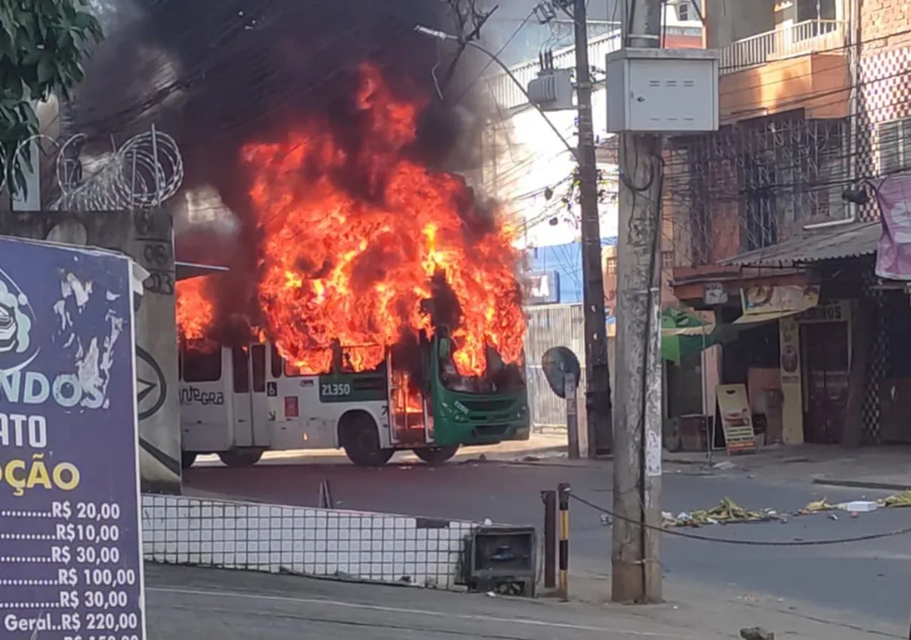 Ônibus queimado em Salvador em julho de 2024