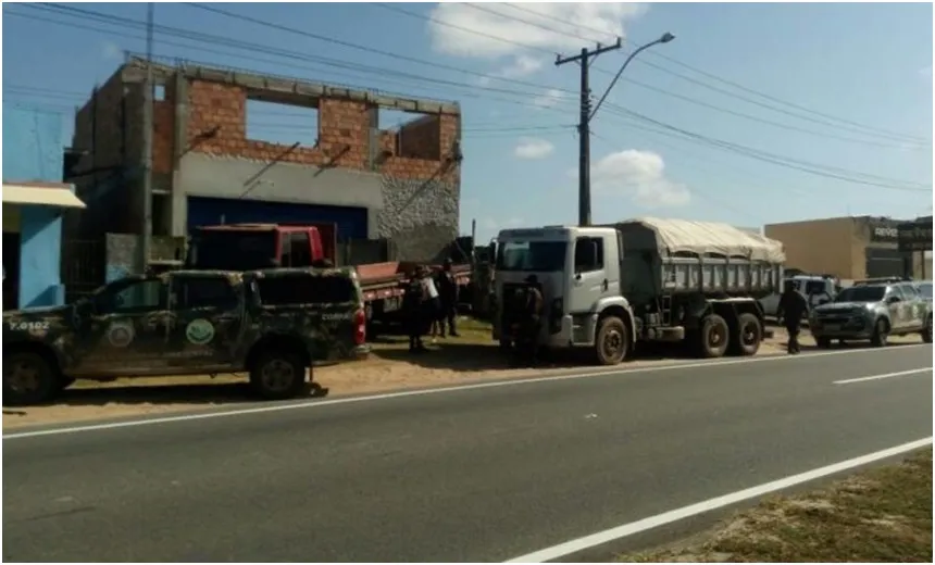 CAMAÇARI: Motoristas são presos após extração ilegal de areia em dunas