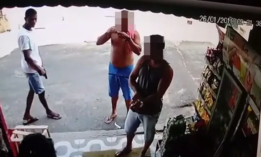 Vídeo mostra bandido armado assaltando mercearia em Salvador; Assista
