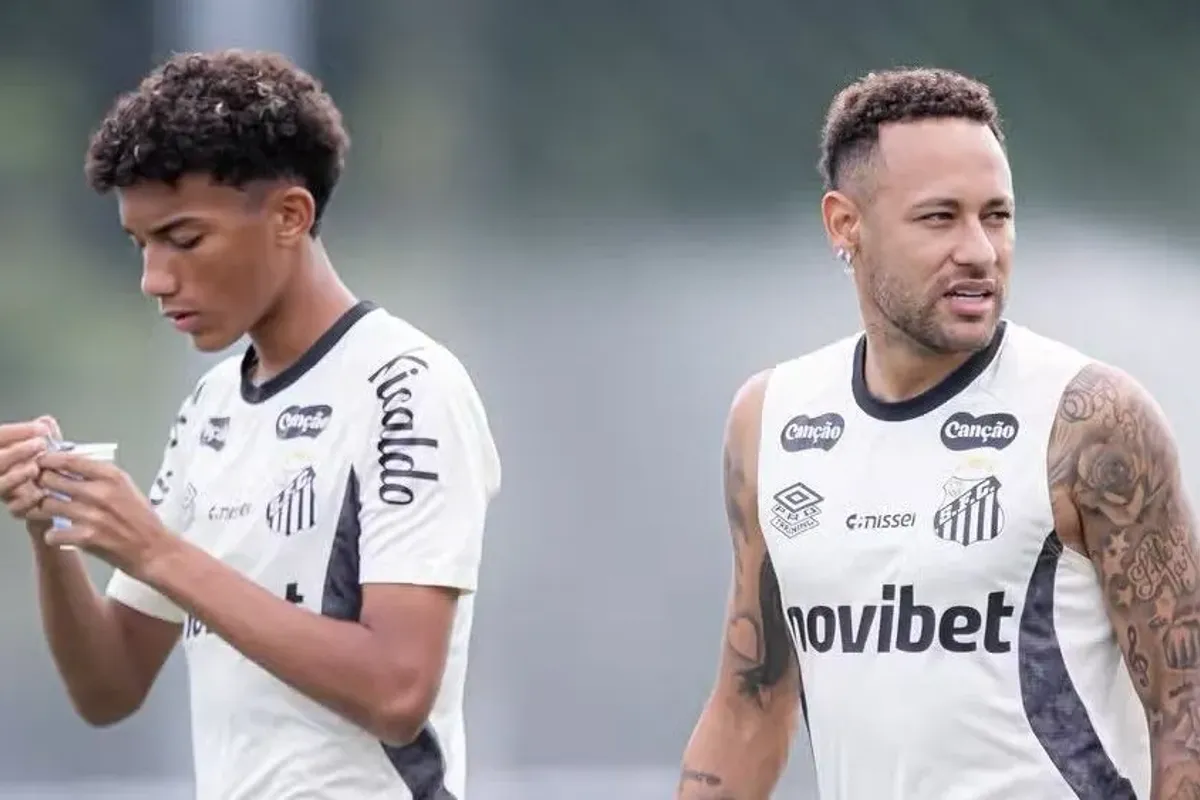 Neymar se desentende com Robinho Jr. durante treino. Foto: Reprodu&ccedil;&atilde;o