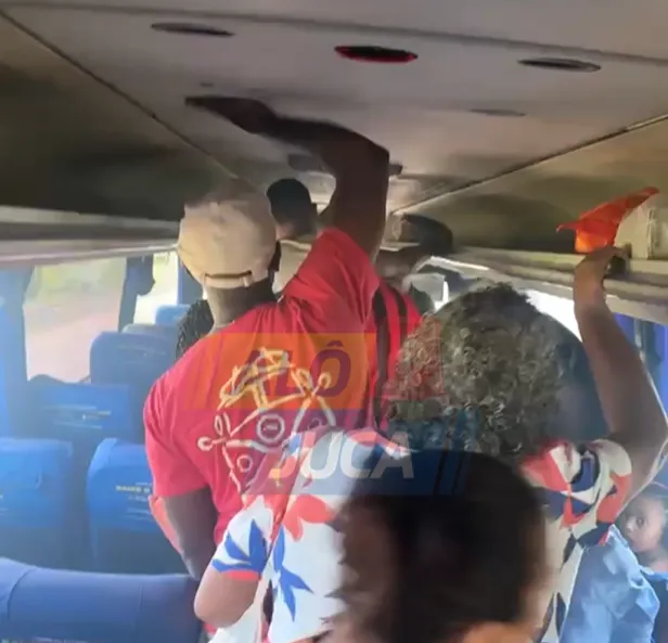 Um ônibus interestadual da empresa Cidade Sol, que fazia a linha Salvador x São Félix, foi tomado por fumaça na manhã desta segunda-feira (22) enquanto trafegava pela BR-324, na Bahia. 