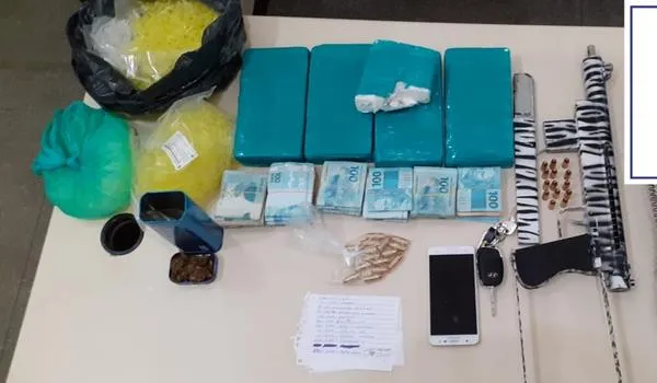 Suspeito de liderar facção criminosa  é preso e  submetralhadora é apreendida em Lauro de Freitas