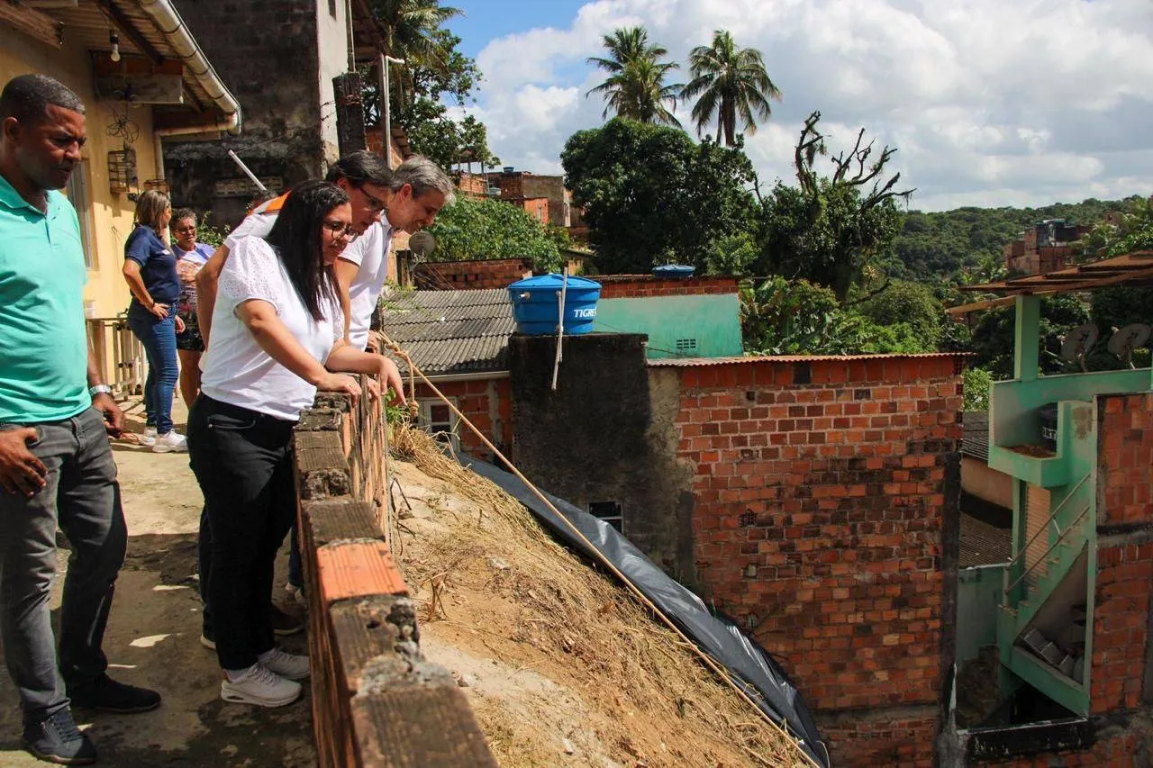 Para evitar deslizamentos, prefeitura instala geomantas em áreas de risco da San Martin e Pirajá