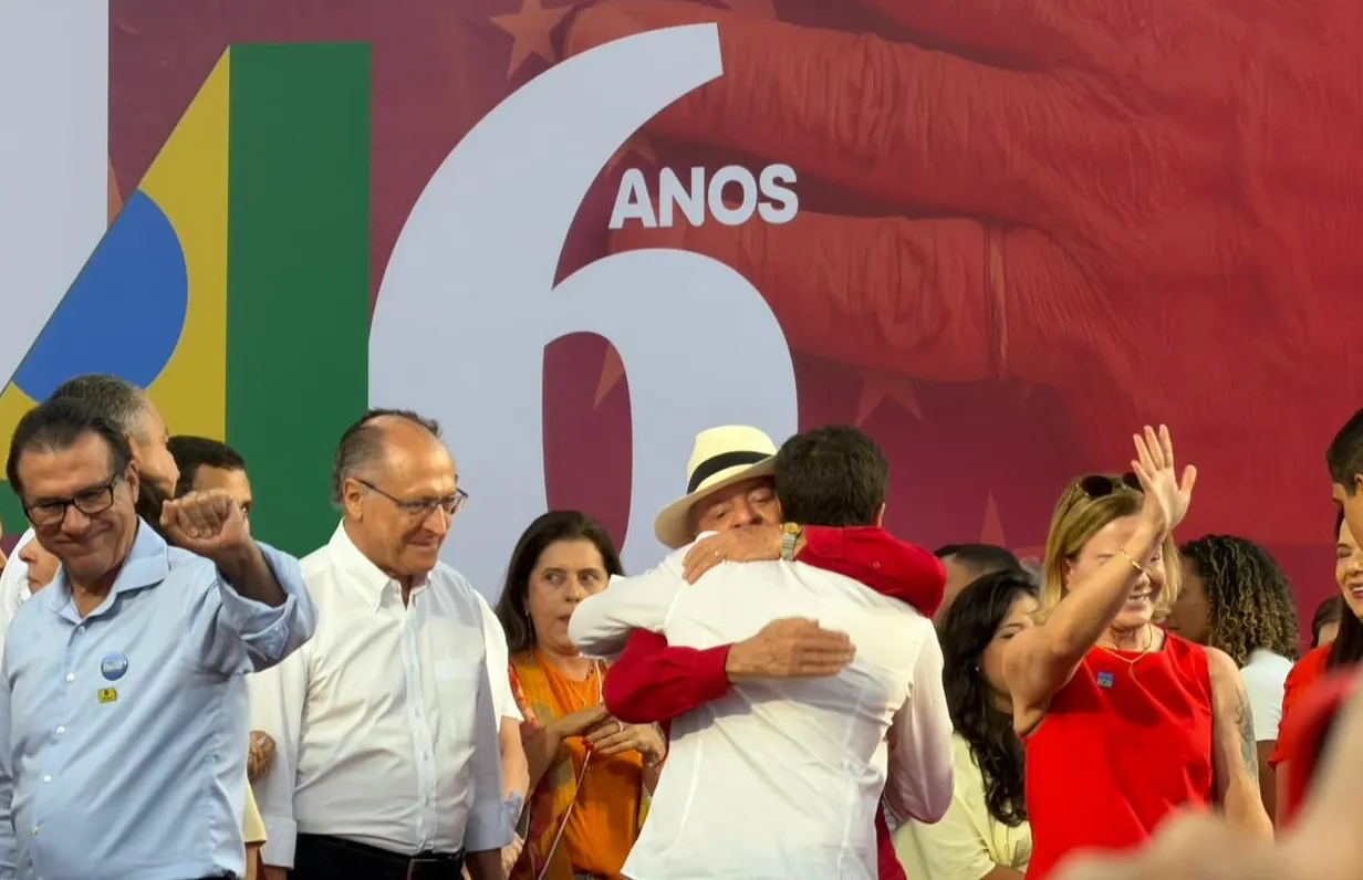 Após pedido de Rui Costa, presidente do PSB participa do aniversário do PT