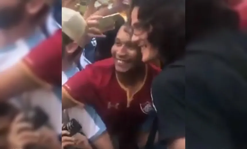 Vídeo mostra Cavani presenteando criança brasileira com casaco em despedida do RJ