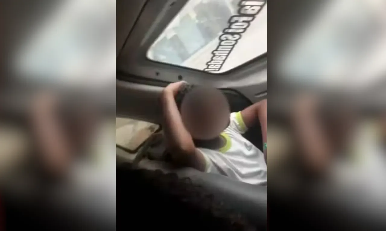 Criança em porta-malas