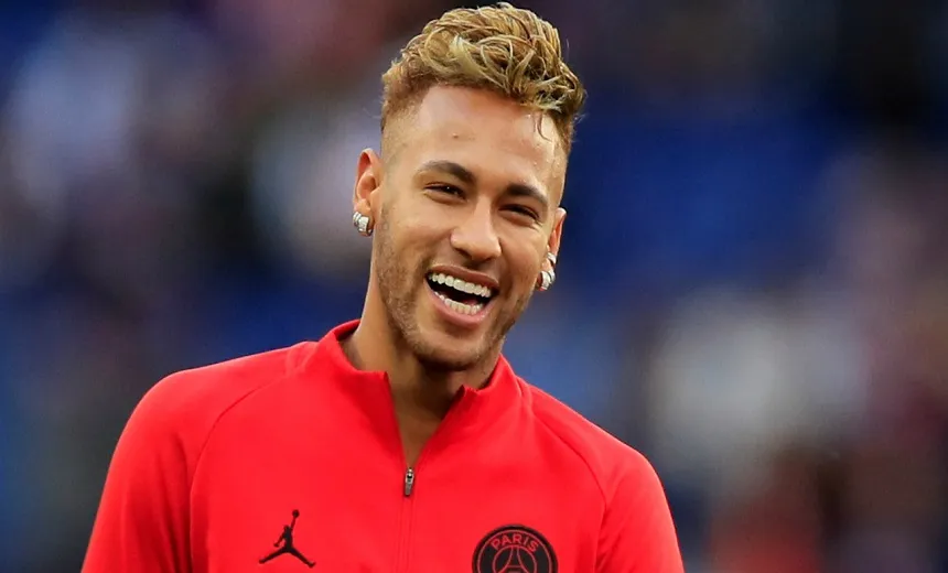 Tratando lesão no pé, Neymar irá passar carnaval no Brasil