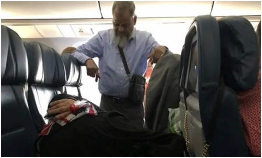 É o amor: homem passa 6 horas de pé em avião para a esposa descansar deitada na cadeira