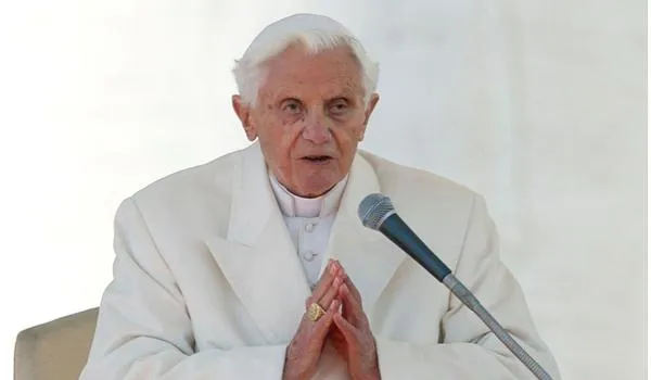 Papa emérito compara casamento gay ao "anticristo" em biografia publicada; "há um século seria absurdo"