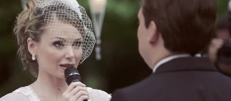 “AGUARDO A JUSTIÇA DO CÉU?: Cantora gospel anula casamento após acusações de pedofilia contra o marido
