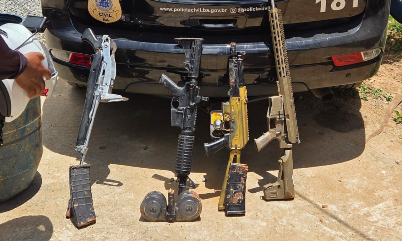 Arsenal com fuzis é apreendido durante operação no Arenoso.Foto: Divulgação | PCBA