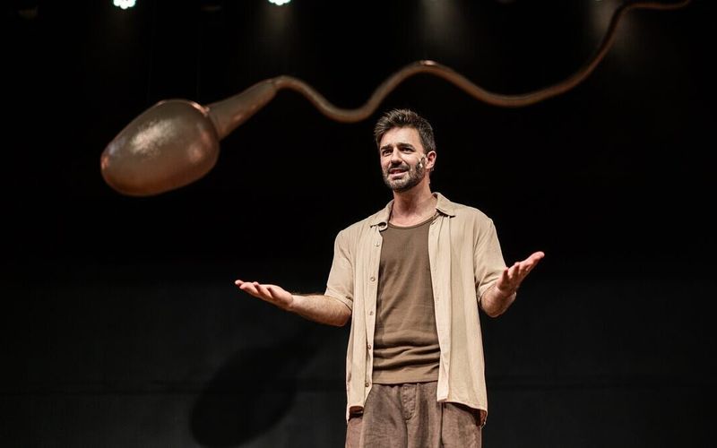 Fen&ocirc;meno recente do teatro brasileiro, o espet&aacute;culo utiliza relatos pessoais para discutir identidade, pertencimento e os impactos da heteronormatividade na sociedade contempor&acirc;nea/Foto: Nil Canin&eacute;/Divulga&ccedil;&atilde;o&nbsp;