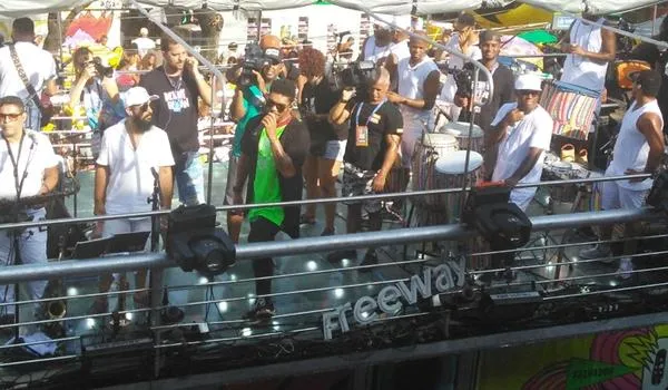 Ex-timbaleiro, Denny Denan agita a Avenida com o trio Ti Denny