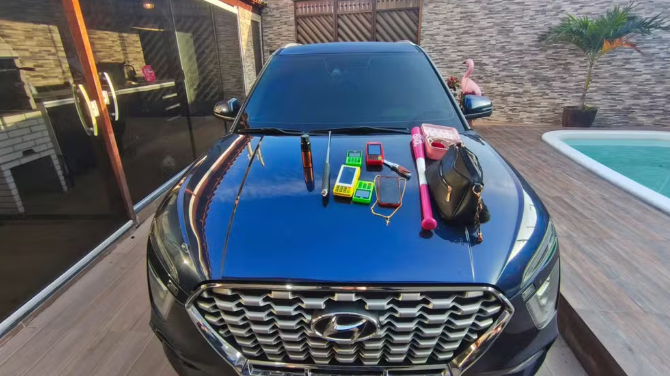 Policiais apreenderam um Hyundai Creta e objetos como spray de pimenta, faca e bast&otilde;es durante a pris&atilde;o da blogueira Nick Fraz&atilde;o.| Foto: Divulga&ccedil;&atilde;o/PCERJ