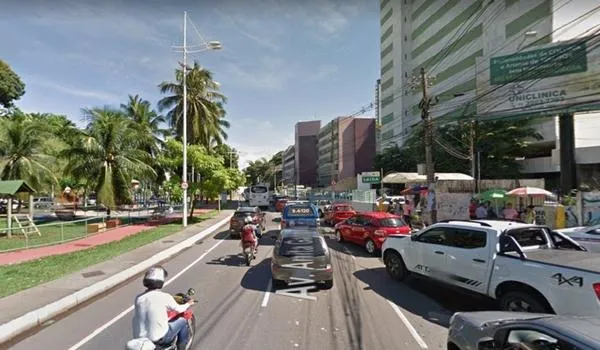 Motociclista fica ferido após colidir com carro e poste na Avenida Garibaldi