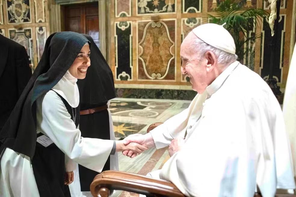Aline relatou que sofreu comentários considerados inadequados. | Foto: Divulgação/Vaticano