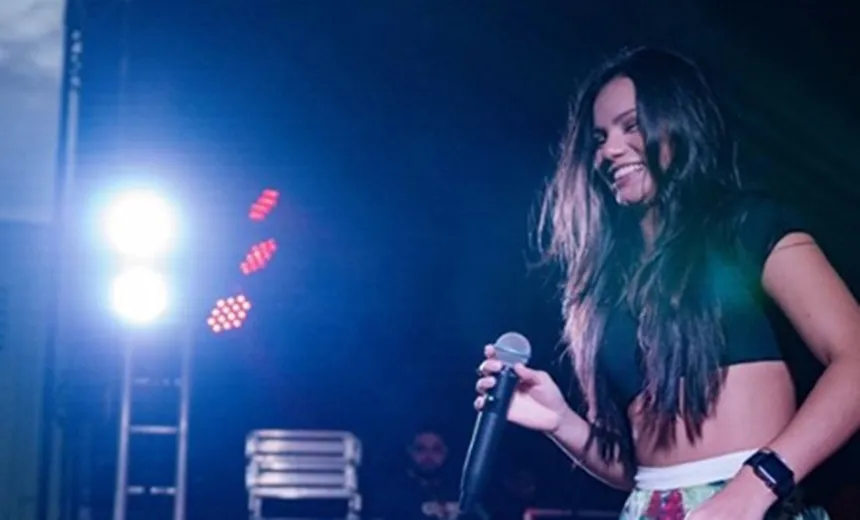 Banda Colher de Pau faz apresentação gratuita em shopping de Salvador