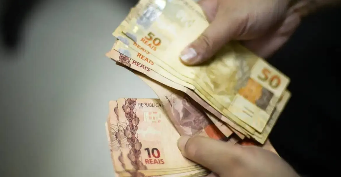 Governo federal prevê salário-mínimo de R$ 1.502 em 2025