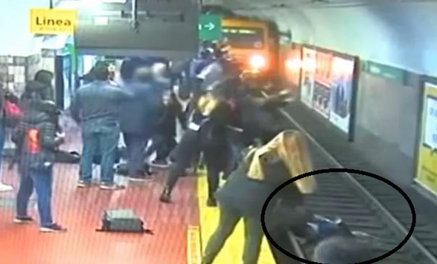 VÍDEO: homem desmaia e, 'sem querer', derruba mulher em trilho de metrô