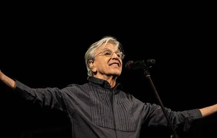 Caetano Veloso recebe convite do Papa Francisco, mas agenda do cantor pode atrapalhar encontro