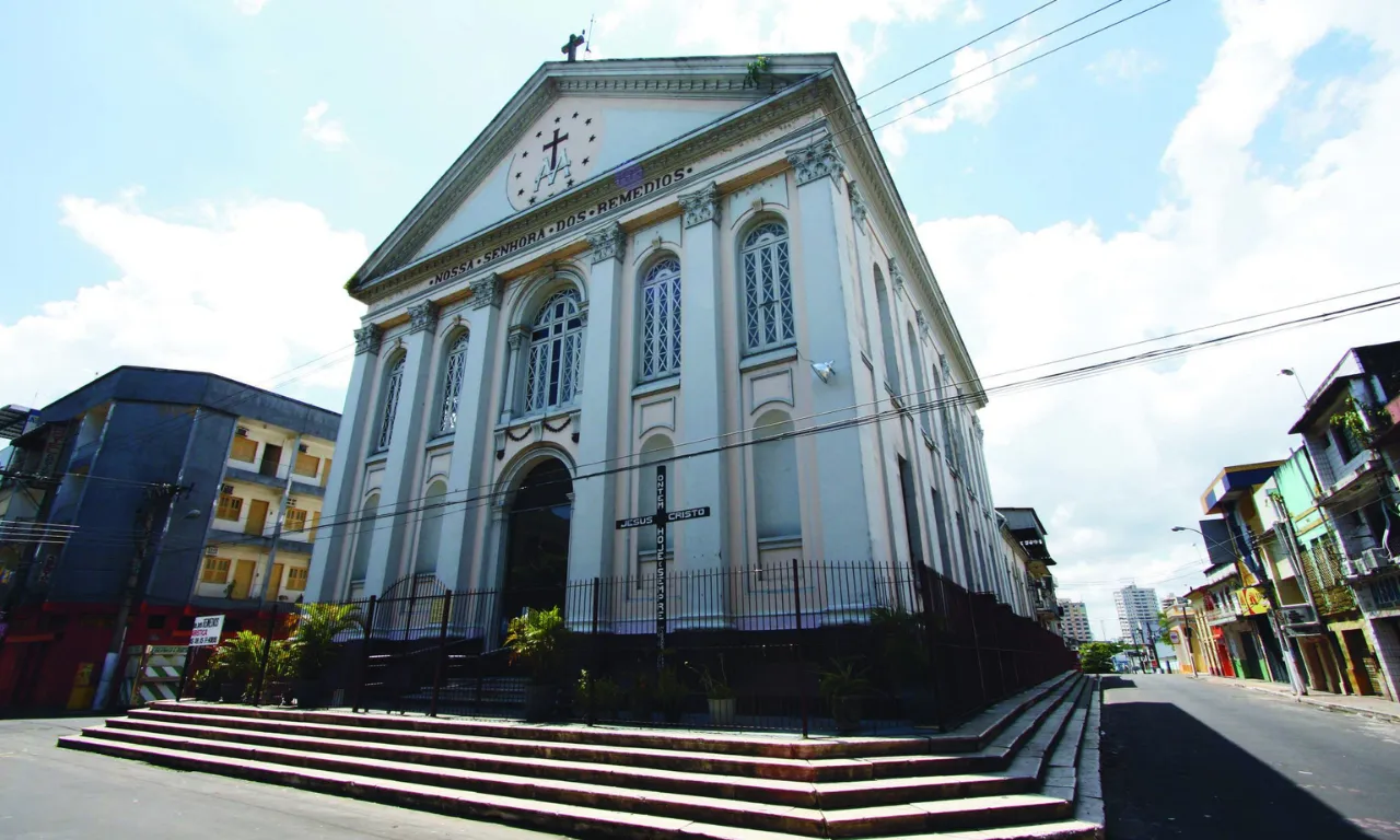 Homem morre perfurado por grades enquanto tentava furtar fios de igreja