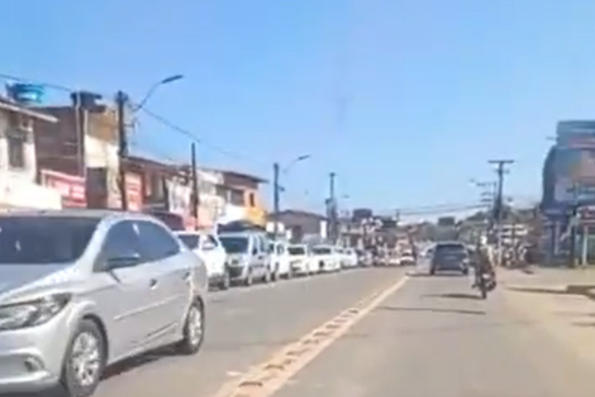 Motoristas enfrentam mais de 3h de fila do Ferry-Boat em Bom Despacho. Foto: Reprodu&ccedil;&atilde;o Redes Sociais 