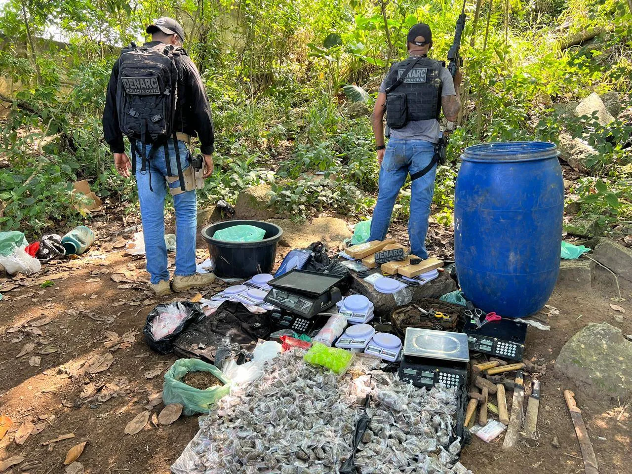 Bunker com drogas é desmontado no bairro da Engomadeira, em Salvador