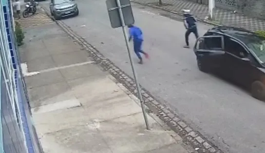VÍDEO: Para salvar marido, mulher atropela dupla que tentou roubá-lo; um fugiu e outro foi preso