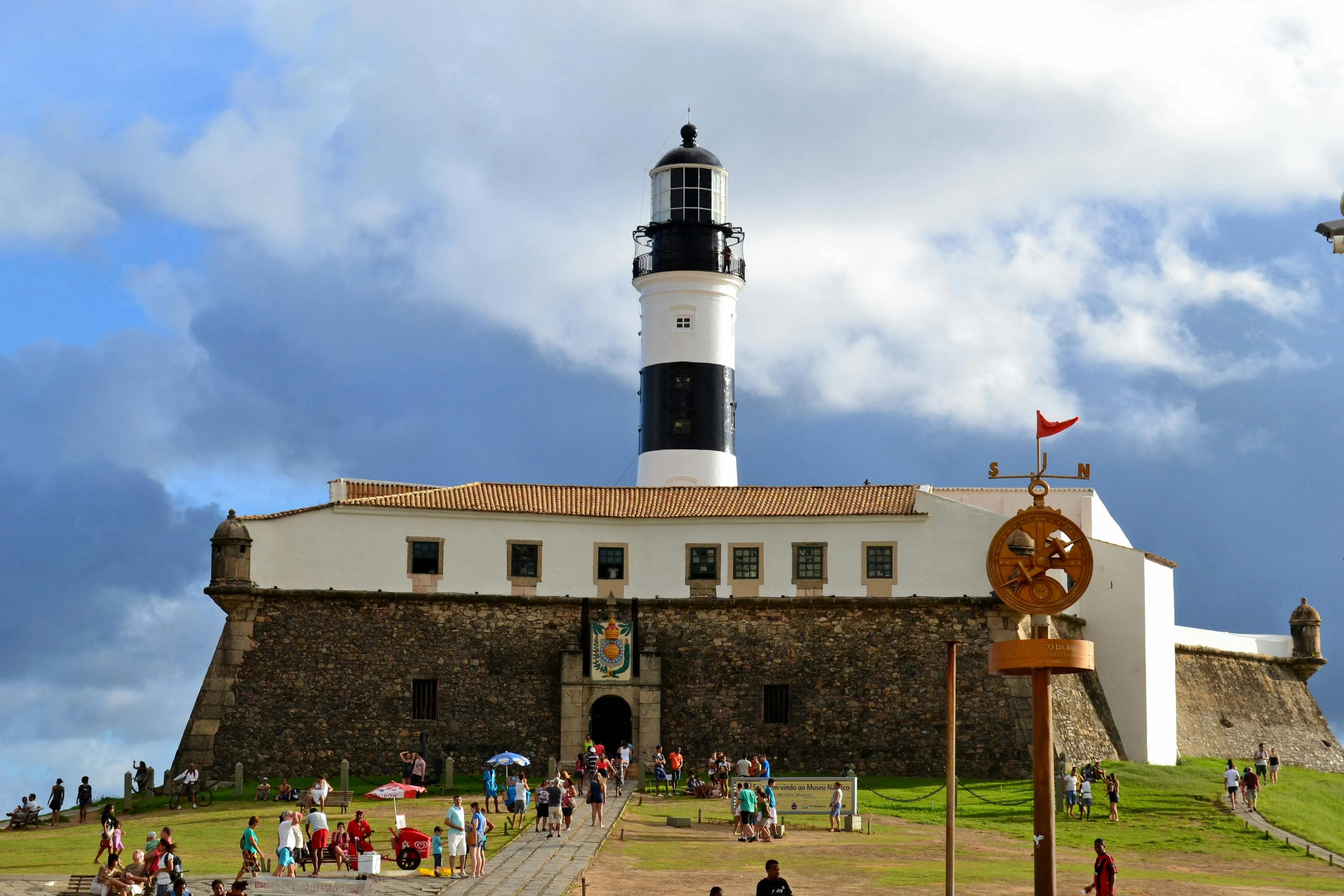 Falso pintor é preso após denúncias de assédio a turistas na Barra
