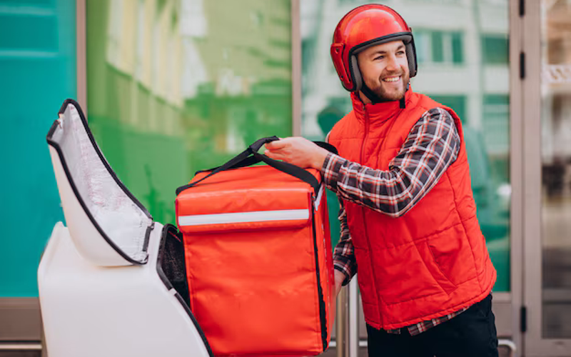 O programa para entregadores do iFood possui níveis (ouro e diamante), oferecendo vantagens como promoções especiais, missões turbinadas, atendimento prioritário e antecipação de repasse/Foto: Freepik