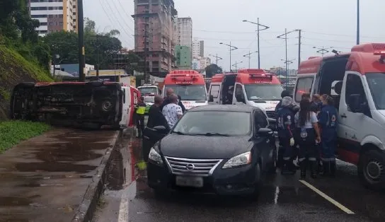 Ambulância do Samu capota após colidir com outro veículo e cinco pessoas ficam feridas na Avenida Heitor Dias