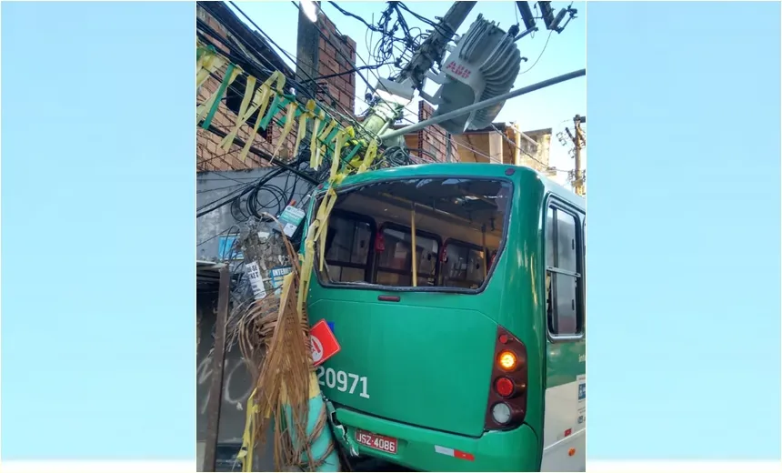 Motorista perde controle de micro-ônibus e bate em poste da rede elétrica no Arenoso