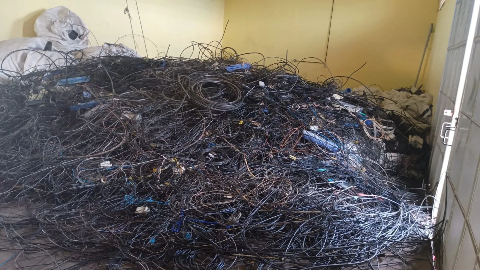 Operação Gatonet remove 1,8 tonelada de cabos irregulares na Federação