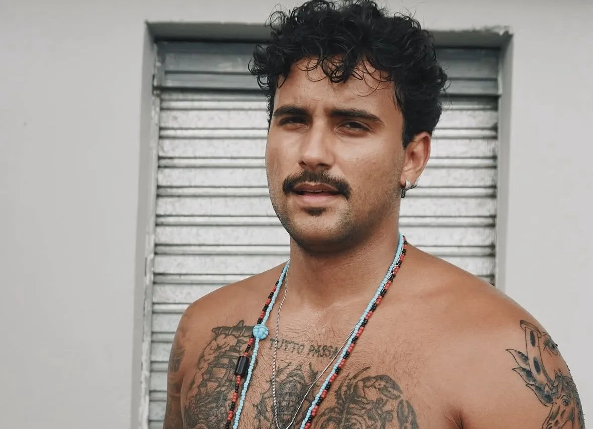 Lucas Pizane relata assédio em festa em Salvador: 'Apertou minha bunda'